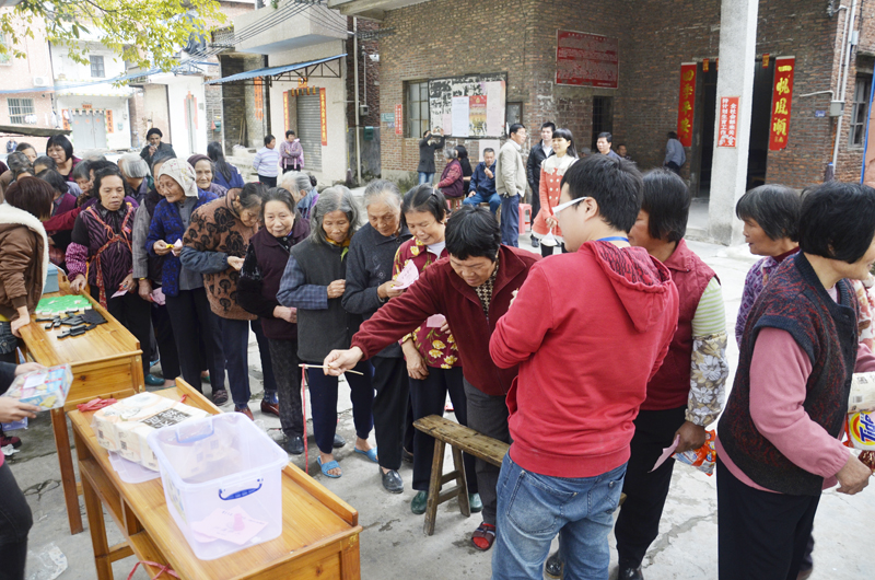 老人排长龙参与互动