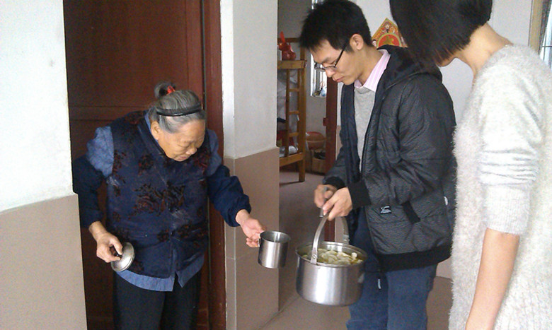 为行动不便的老人送上饺子